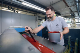 Industriefotograf Vorarlberg bei der Arbeit in Fabriken und Produktionshallen in Feldkirch, Bludenz, Dornbirn. Professionelle Industriefotografie, Businessfotografie und Employer-Branding-Fotografie für Unternehmen, Handwerk und Industrie in Österreich (Tirol/Innsbruck, Vorarlberg/Bregenz/Feldkirch/Bludenz, Oberösterreich/Linz, Südtirol/Bozen und Bayern/München – Produktionsaufnahmen, Mitarbeiterporträts und Anwendungsbilder.