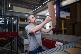 Professionelle Industriefotografie, Businessfotografie und Employer-Branding-Fotografie für Unternehmen, Handwerk und Industrie in Österreich (Tirol/Innsbruck, Vorarlberg/Bregenz/Feldkirch/Bludenz, Oberösterreich/Linz, Südtirol/Bozen und Bayern/München – Produktionsaufnahmen, Mitarbeiterporträts und Anwendungsbilder.