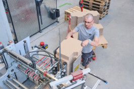 Professionelle Industriefotografie, Businessfotografie und Employer-Branding-Fotografie für Unternehmen, Handwerk und Industrie in Österreich (Tirol/Innsbruck, Vorarlberg/Bregenz/Feldkirch/Bludenz, Oberösterreich/Linz, Südtirol/Bozen und Bayern/München – Produktionsaufnahmen, Mitarbeiterporträts und Anwendungsbilder.