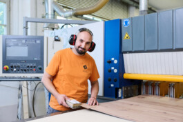 Industriefotograf fotografiert Produktionsprozesse und Industrieanlagen in Salzburg Stadt, Hallein und St. Johann. Professionelle Industriefotografie, Businessfotografie und Employer-Branding-Fotografie für Unternehmen, Handwerk und Industrie in Österreich (Tirol/Innsbruck, Vorarlberg/Bregenz/Feldkirch/Bludenz, Oberösterreich/Linz, Südtirol/Bozen und Bayern/München – Produktionsaufnahmen, Mitarbeiterporträts und Anwendungsbilder.