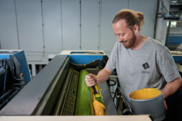 Industriefotograf bei der Arbeit in Oberösterreich, hochwertige Aufnahmen von Industrieanlagen in Linz, Wels, Steyr. Professionelle Industriefotografie, Businessfotografie und Employer-Branding-Fotografie für Unternehmen, Handwerk und Industrie in Österreich (Tirol/Innsbruck, Vorarlberg/Bregenz/Feldkirch/Bludenz, Oberösterreich/Linz, Südtirol/Bozen und Bayern/München – Produktionsaufnahmen, Mitarbeiterporträts und Anwendungsbilder.