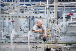 Professionelle Industriefotografie in Tirol: Werkhalle, Maschinen und Mitarbeiter in Innsbruck, Schwaz, Kufstein, Wörgl. Professionelle Industriefotografie, Businessfotografie und Employer-Branding-Fotografie für Unternehmen, Handwerk und Industrie in Österreich (Tirol/Innsbruck, Vorarlberg/Bregenz/Feldkirch/Bludenz, Oberösterreich/Linz, Südtirol/Bozen und Bayern/München – Produktionsaufnahmen, Mitarbeiterporträts und Anwendungsbilder.