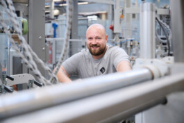 Industriefotograf bei der Arbeit in Tirol, Aufnahmen von Industrieanlagen in Innsbruck, Schwaz, Kufstein, Wörgl. Professionelle Industriefotografie, Businessfotografie und Employer-Branding-Fotografie für Unternehmen, Handwerk und Industrie in Österreich (Tirol/Innsbruck, Vorarlberg/Bregenz/Feldkirch/Bludenz, Oberösterreich/Linz, Südtirol/Bozen und Bayern/München – Produktionsaufnahmen, Mitarbeiterporträts und Anwendungsbilder.