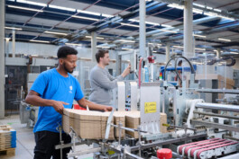 Professionelle Industriefotografie, Businessfotografie und Employer-Branding-Fotografie für Unternehmen, Handwerk und Industrie in Österreich (Tirol/Innsbruck, Vorarlberg/Bregenz/Feldkirch/Bludenz, Oberösterreich/Linz, Südtirol/Bozen und Bayern/München – Produktionsaufnahmen, Mitarbeiterporträts und Anwendungsbilder.