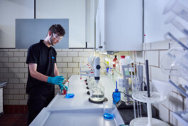 Professionelle Industriefotografie, Businessfotografie und Employer-Branding-Fotografie für Unternehmen, Handwerk und Industrie in Österreich (Tirol/Innsbruck, Vorarlberg/Bregenz/Feldkirch/Bludenz, Oberösterreich/Linz, Südtirol/Bozen und Bayern/München – Produktionsaufnahmen, Mitarbeiterporträts und Anwendungsbilder.