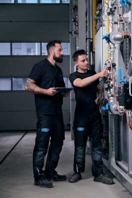  Professionelle Industriefotografie, Businessfotografie und Employer-Branding-Fotografie für Unternehmen, Handwerk und Industrie in Österreich (Tirol/Innsbruck, Vorarlberg/Bregenz/Feldkirch/Bludenz, Oberösterreich/Linz, Südtirol/Bozen und Bayern/München – Produktionsaufnahmen, Mitarbeiterporträts und Anwendungsbilder.