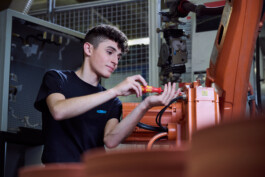 Industriefotograf Südtirol bei der Arbeit, hochwertige Fotos von Industrieanlagen in Bozen, Meran, Brixen. Professionelle Industriefotografie, Businessfotografie und Employer-Branding-Fotografie für Unternehmen, Handwerk und Industrie in Österreich (Tirol/Innsbruck, Vorarlberg/Bregenz/Feldkirch/Bludenz, Oberösterreich/Linz, Südtirol/Bozen und Bayern/München – Produktionsaufnahmen, Mitarbeiterporträts und Anwendungsbilder.