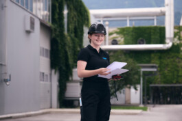 Industriefotograf Vorarlberg bei der Arbeit in Fabriken und Produktionshallen in Feldkirch, Bludenz, Dornbirn. Professionelle Industriefotografie, Businessfotografie und Employer-Branding-Fotografie für Unternehmen, Handwerk und Industrie in Österreich (Tirol/Innsbruck, Vorarlberg/Bregenz/Feldkirch/Bludenz, Oberösterreich/Linz, Südtirol/Bozen und Bayern/München – Produktionsaufnahmen, Mitarbeiterporträts und Anwendungsbilder.