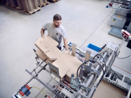 Industriefotograf Oberösterreich: Werkhallen, Maschinen und Mitarbeiter in Linz, Wels, Steyr und Vöcklabruck. Professionelle Industriefotografie, Businessfotografie und Employer-Branding-Fotografie für Unternehmen, Handwerk und Industrie in Österreich (Tirol/Innsbruck, Vorarlberg/Bregenz/Feldkirch/Bludenz, Oberösterreich/Linz, Südtirol/Bozen und Bayern/München – Produktionsaufnahmen, Mitarbeiterporträts und Anwendungsbilder.