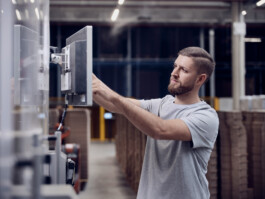 Industriefotograf bei der Arbeit in Tirol, Aufnahmen von Industrieanlagen in Innsbruck, Schwaz, Kufstein, Wörgl. Professionelle Industriefotografie, Businessfotografie und Employer-Branding-Fotografie für Unternehmen, Handwerk und Industrie in Österreich (Tirol/Innsbruck, Vorarlberg/Bregenz/Feldkirch/Bludenz, Oberösterreich/Linz, Südtirol/Bozen und Bayern/München – Produktionsaufnahmen, Mitarbeiterporträts und Anwendungsbilder.