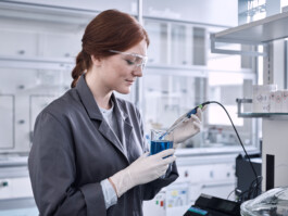  Professionelle Industriefotografie, Businessfotografie und Employer-Branding-Fotografie für Unternehmen, Handwerk und Industrie in Österreich (Tirol/Innsbruck, Vorarlberg/Bregenz/Feldkirch/Bludenz, Oberösterreich/Linz, Südtirol/Bozen und Bayern/München – Produktionsaufnahmen, Mitarbeiterporträts und Anwendungsbilder.