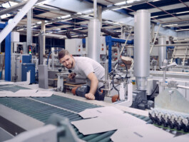 Industriefotograf fotografiert Produktionsprozesse und Industrieanlagen in Salzburg Stadt, Hallein und St. Johann. Professionelle Industriefotografie, Businessfotografie und Employer-Branding-Fotografie für Unternehmen, Handwerk und Industrie in Österreich (Tirol/Innsbruck, Vorarlberg/Bregenz/Feldkirch/Bludenz, Oberösterreich/Linz, Südtirol/Bozen und Bayern/München – Produktionsaufnahmen, Mitarbeiterporträts und Anwendungsbilder.