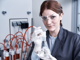  Professionelle Industriefotografie, Businessfotografie und Employer-Branding-Fotografie für Unternehmen, Handwerk und Industrie in Österreich (Tirol/Innsbruck, Vorarlberg/Bregenz/Feldkirch/Bludenz, Oberösterreich/Linz, Südtirol/Bozen und Bayern/München – Produktionsaufnahmen, Mitarbeiterporträts und Anwendungsbilder.