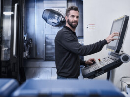 Professionelle Industriefotografie, Businessfotografie und Employer-Branding-Fotografie für Unternehmen, Handwerk und Industrie in Österreich (Tirol/Innsbruck, Vorarlberg/Bregenz/Feldkirch/Bludenz, Oberösterreich/Linz, Südtirol/Bozen und Bayern/München – Produktionsaufnahmen, Mitarbeiterporträts und Anwendungsbilder.