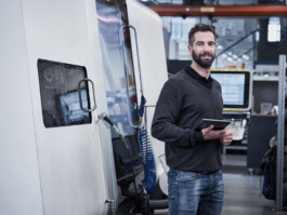 Industriefotograf bei der Arbeit in Tirol, Aufnahmen von Industrieanlagen in Innsbruck, Schwaz, Kufstein, Wörgl. Professionelle Industriefotografie, Businessfotografie und Employer-Branding-Fotografie für Unternehmen, Handwerk und Industrie in Österreich (Tirol/Innsbruck, Vorarlberg/Bregenz/Feldkirch/Bludenz, Oberösterreich/Linz, Südtirol/Bozen und Bayern/München – Produktionsaufnahmen, Mitarbeiterporträts und Anwendungsbilder.