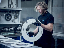 Professionelle Industriefotografie in Tirol: Werkhalle, Maschinen und Mitarbeiter in Innsbruck, Schwaz, Kufstein, Wörgl. Professionelle Industriefotografie, Businessfotografie und Employer-Branding-Fotografie für Unternehmen, Handwerk und Industrie in Österreich (Tirol/Innsbruck, Vorarlberg/Bregenz/Feldkirch/Bludenz, Oberösterreich/Linz, Südtirol/Bozen und Bayern/München – Produktionsaufnahmen, Mitarbeiterporträts und Anwendungsbilder.