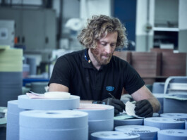  Professionelle Industriefotografie, Businessfotografie und Employer-Branding-Fotografie für Unternehmen, Handwerk und Industrie in Österreich (Tirol/Innsbruck, Vorarlberg/Bregenz/Feldkirch/Bludenz, Oberösterreich/Linz, Südtirol/Bozen und Bayern/München – Produktionsaufnahmen, Mitarbeiterporträts und Anwendungsbilder.