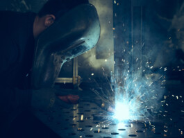  Professionelle Industriefotografie, Businessfotografie und Employer-Branding-Fotografie für Unternehmen, Handwerk und Industrie in Österreich (Tirol/Innsbruck, Vorarlberg/Bregenz/Feldkirch/Bludenz, Oberösterreich/Linz, Südtirol/Bozen und Bayern/München – Produktionsaufnahmen, Mitarbeiterporträts und Anwendungsbilder.