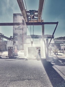 Industriefotograf bei der Arbeit in Tirol, Aufnahmen von Industrieanlagen in Innsbruck, Schwaz, Kufstein, Wörgl. Professionelle Industriefotografie, Businessfotografie und Employer-Branding-Fotografie für Unternehmen, Handwerk und Industrie in Österreich (Tirol/Innsbruck, Vorarlberg/Bregenz/Feldkirch/Bludenz, Oberösterreich/Linz, Südtirol/Bozen und Bayern/München – Produktionsaufnahmen, Mitarbeiterporträts und Anwendungsbilder.
