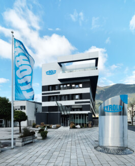  Professionelle Industriefotografie, Businessfotografie und Employer-Branding-Fotografie für Unternehmen, Handwerk und Industrie in Österreich (Tirol/Innsbruck, Vorarlberg/Bregenz/Feldkirch/Bludenz, Oberösterreich/Linz, Südtirol/Bozen und Bayern/München – Produktionsaufnahmen, Mitarbeiterporträts und Anwendungsbilder.