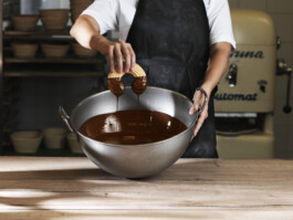 Professionelle Industriefotografie Salzburg: Maschinen und Mitarbeiter in Salzburg Stadt, Hallein, St. Johann. Professionelle Industriefotografie, Businessfotografie und Employer-Branding-Fotografie für Unternehmen, Handwerk und Industrie in Österreich (Tirol/Innsbruck, Vorarlberg/Bregenz/Feldkirch/Bludenz, Oberösterreich/Linz, Südtirol/Bozen und Bayern/München – Produktionsaufnahmen, Mitarbeiterporträts und Anwendungsbilder.