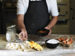 Industriefotograf Vorarlberg bei der Arbeit in Fabriken und Produktionshallen in Feldkirch, Bludenz, Dornbirn. Professionelle Industriefotografie, Businessfotografie und Employer-Branding-Fotografie für Unternehmen, Handwerk und Industrie in Österreich (Tirol/Innsbruck, Vorarlberg/Bregenz/Feldkirch/Bludenz, Oberösterreich/Linz, Südtirol/Bozen und Bayern/München – Produktionsaufnahmen, Mitarbeiterporträts und Anwendungsbilder.