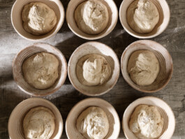 Professionelle Industriefotografie, Businessfotografie und Employer-Branding-Fotografie für Unternehmen, Handwerk und Industrie in Österreich (Tirol/Innsbruck, Vorarlberg/Bregenz/Feldkirch/Bludenz, Oberösterreich/Linz, Südtirol/Bozen und Bayern/München – Produktionsaufnahmen, Mitarbeiterporträts und Anwendungsbilder.