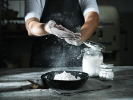 Industriefotograf bei der Arbeit in Tirol, Aufnahmen von Industrieanlagen in Innsbruck, Schwaz, Kufstein, Wörgl. Professionelle Industriefotografie, Businessfotografie und Employer-Branding-Fotografie für Unternehmen, Handwerk und Industrie in Österreich (Tirol/Innsbruck, Vorarlberg/Bregenz/Feldkirch/Bludenz, Oberösterreich/Linz, Südtirol/Bozen und Bayern/München – Produktionsaufnahmen, Mitarbeiterporträts und Anwendungsbilder.