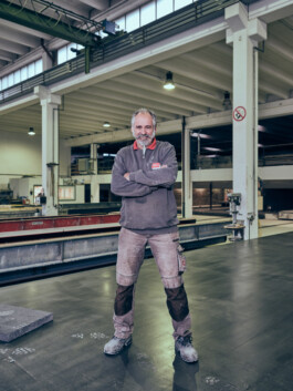 Industriefotograf Vorarlberg bei der Arbeit in Fabriken und Produktionshallen in Feldkirch, Bludenz, Dornbirn. Professionelle Industriefotografie, Businessfotografie und Employer-Branding-Fotografie für Unternehmen, Handwerk und Industrie in Österreich (Tirol/Innsbruck, Vorarlberg/Bregenz/Feldkirch/Bludenz, Oberösterreich/Linz, Südtirol/Bozen und Bayern/München – Produktionsaufnahmen, Mitarbeiterporträts und Anwendungsbilder.