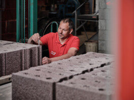 Industriefotograf bei der Arbeit in Oberösterreich, hochwertige Aufnahmen von Industrieanlagen in Linz, Wels, Steyr. Professionelle Industriefotografie, Businessfotografie und Employer-Branding-Fotografie für Unternehmen, Handwerk und Industrie in Österreich (Tirol/Innsbruck, Vorarlberg/Bregenz/Feldkirch/Bludenz, Oberösterreich/Linz, Südtirol/Bozen und Bayern/München – Produktionsaufnahmen, Mitarbeiterporträts und Anwendungsbilder.