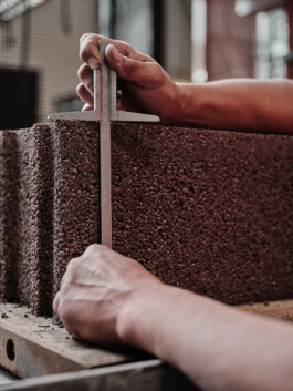  Professionelle Industriefotografie, Businessfotografie und Employer-Branding-Fotografie für Unternehmen, Handwerk und Industrie in Österreich (Tirol/Innsbruck, Vorarlberg/Bregenz/Feldkirch/Bludenz, Oberösterreich/Linz, Südtirol/Bozen und Bayern/München – Produktionsaufnahmen, Mitarbeiterporträts und Anwendungsbilder.