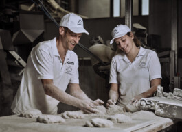 Industriefotograf Südtirol bei der Arbeit, hochwertige Fotos von Industrieanlagen in Bozen, Meran, Brixen. Professionelle Industriefotografie, Businessfotografie und Employer-Branding-Fotografie für Unternehmen, Handwerk und Industrie in Österreich (Tirol/Innsbruck, Vorarlberg/Bregenz/Feldkirch/Bludenz, Oberösterreich/Linz, Südtirol/Bozen und Bayern/München – Produktionsaufnahmen, Mitarbeiterporträts und Anwendungsbilder.