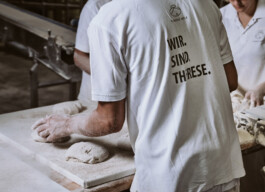 Professionelle Industriefotografie, Businessfotografie und Employer-Branding-Fotografie für Unternehmen, Handwerk und Industrie in Österreich (Tirol/Innsbruck, Vorarlberg/Bregenz/Feldkirch/Bludenz, Oberösterreich/Linz, Südtirol/Bozen und Bayern/München – Produktionsaufnahmen, Mitarbeiterporträts und Anwendungsbilder.