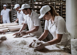 Professionelle Industriefotografie, Businessfotografie und Employer-Branding-Fotografie für Unternehmen, Handwerk und Industrie in Österreich (Tirol/Innsbruck, Vorarlberg/Bregenz/Feldkirch/Bludenz, Oberösterreich/Linz, Südtirol/Bozen und Bayern/München – Produktionsaufnahmen, Mitarbeiterporträts und Anwendungsbilder.