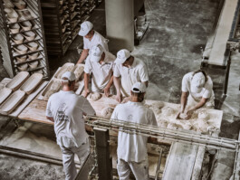 Industriefotograf fotografiert Produktionsprozesse und Industrieanlagen in Salzburg Stadt, Hallein und St. Johann. Professionelle Industriefotografie, Businessfotografie und Employer-Branding-Fotografie für Unternehmen, Handwerk und Industrie in Österreich (Tirol/Innsbruck, Vorarlberg/Bregenz/Feldkirch/Bludenz, Oberösterreich/Linz, Südtirol/Bozen und Bayern/München – Produktionsaufnahmen, Mitarbeiterporträts und Anwendungsbilder.