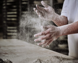 Professionelle Industriefotografie, Businessfotografie und Employer-Branding-Fotografie für Unternehmen, Handwerk und Industrie in Österreich (Tirol/Innsbruck, Vorarlberg/Bregenz/Feldkirch/Bludenz, Oberösterreich/Linz, Südtirol/Bozen und Bayern/München – Produktionsaufnahmen, Mitarbeiterporträts und Anwendungsbilder.